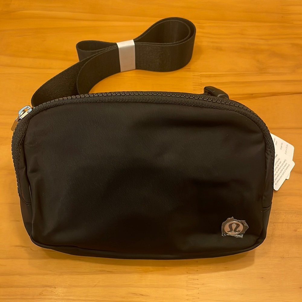 Lululemon Everywhere Belt Bag NWT